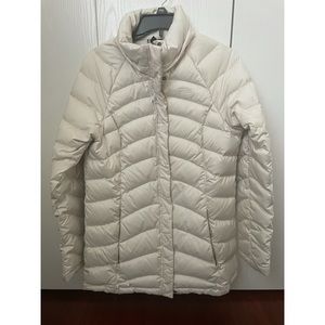The North Face puffer coat. Size medium. Cream color.